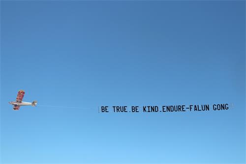 图3：十二月二日周日上午，西澳旅游胜地海岸线，一架轻型飞机拉着“真善忍”横幅，为当地民众传递美好信息。