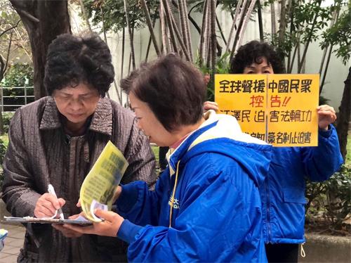 '图1～4：民众签名声援中国民众控告江泽民。'