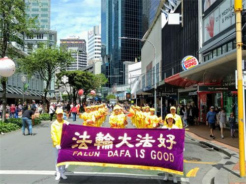 '图4:腰鼓队在游行中'