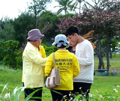 图5~7:台东法轮功学员向游客讲真相。