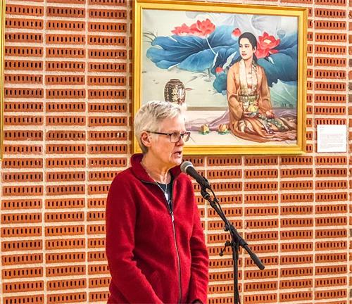 '图2：胡丁厄社区主管文化教育的主席维碧珂女士为画展致开幕词。'