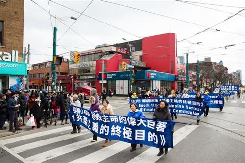 '图1~7:部份多伦多法轮功学员和民众在市中心的克拉伦斯公园(Clarence Park)集合,举行“声援近三亿人退出党团队”为主题的大游行。'