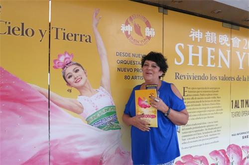 '图8：三月十日下午，在布宜诺斯艾利斯Opera剧院（Teatro ópera）， 前歌剧演员克里斯蒂娜·雷耶斯（Cristina Reyes）观看了神韵巡回艺术团在当地的第8场演出。'