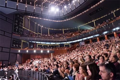 '图2：三月二十五日晚，神韵纽约艺术团在以色列特拉维夫演艺中心歌剧院内的首场演出座无虚席的盛况。'