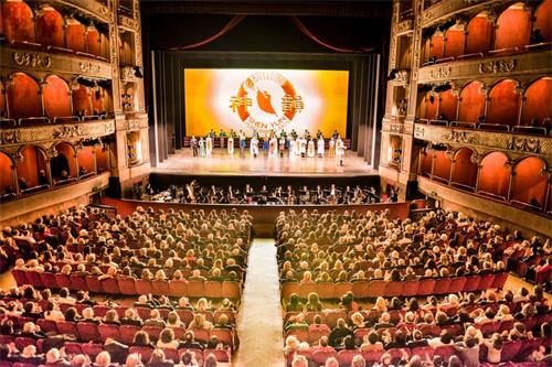 '图6：二零一八年三月十九日，美国神韵纽约艺术团在罗马歌剧院进行了两场演出，场场爆满。'