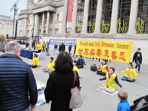图1~3:二零一八年三月二十四日,英国法轮功学员在伦敦特拉法加广场举行庆祝三亿中国人退出中共活动,吸引广大民众驻足观看、了解真相并签名反迫害。