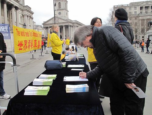 图6: 二零一八年三月二十四日,在伦敦特拉法加广场,来伦敦游玩的苏格兰教师理查德(Richard)签名反对中共迫害。
