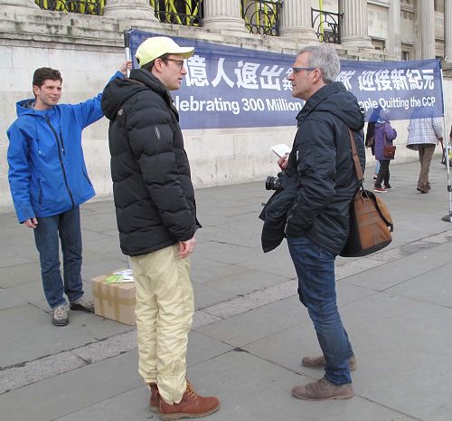 图7:一位来自法国的摄影师(右)在和西人学员交谈,了解真相。