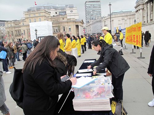 图9:二零一八年三月二十四日,两个从巴西来伦敦旅游的女孩名支持法轮功反迫害。