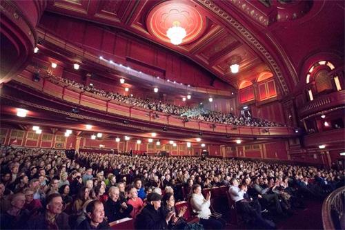 '图1：二零一八年二月十六日到二月二十五日，神韵纽约艺术团在伦敦进行了连续十天的十四场演出，场场大爆满，演出票在开演一周前全部售罄。图为二月二十三日，伦敦第十场神韵演出在古色古香的多米尼恩剧院上演，观众座无虚席的盛况。'