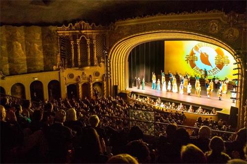 '图5：神韵巡回艺术团自二月二十日至二十五日，在亚利桑那州凤凰城奥芬剧院（Orpheum Theatre）上演八场的演出，包括其中一场加场，票房提前一周全部售罄。图为二十五日下午，最后一场演出大爆满盛况。'
