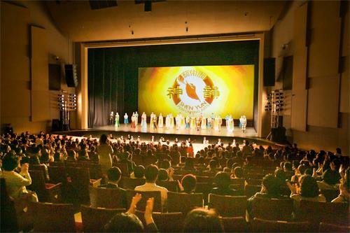 '图1：二零一八年四月三日晚间，美国神韵国际艺术团在蔚山文化会馆拉开韩国巡演序幕。'