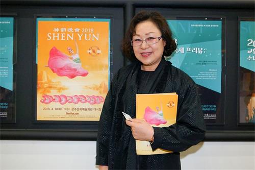 '图9：钢琴家姜正德四月十日晚间观赏神韵在光州文化艺术会馆的演出，惊赞神韵艺术的超凡。'