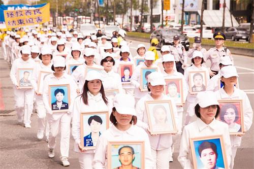 '图12～13：悼念在中国大陆被迫害致死的法轮功学员'