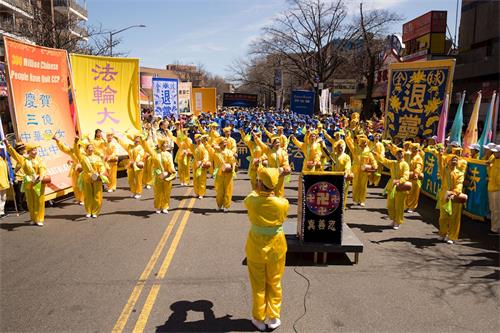 '图1～4：二零一八年四月二十二日，逾千名纽约法轮功学员在纽约最热闹的华人社区——法拉盛集会，庆祝三亿中国人三退。'