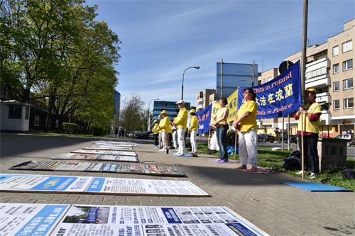 '图1~3:波兰法轮功学员在华沙中使馆门前举办活动,纪念四二五万人和平上访十九周年'
