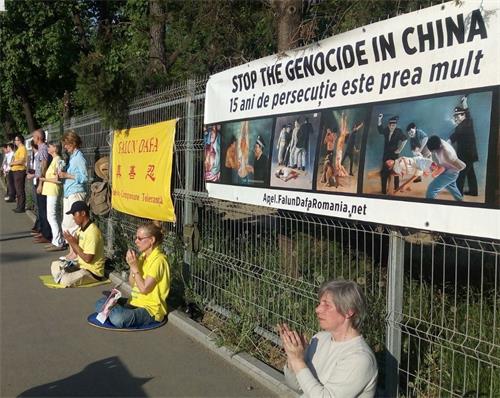 '图：罗马尼亚法轮功学员中使馆前抗议中共迫害'