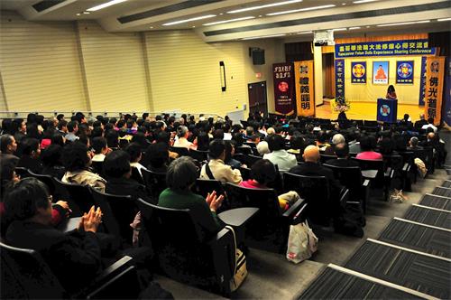 '图:2018年4月28日,加拿大温哥华地区法轮功学员在温哥华Langara?College举行了修炼心得交流会。'
