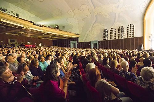 图3：三月三十一日晚，美国神韵世界艺术团在克莱蒙特市布利奇礼堂（Bridges Auditorium – Pomona College, Claremont）的第三场继续爆满，一票难求。