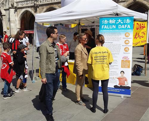 '图：法轮功学员在德国慕尼黑市中心玛利亚广场上传播真相'