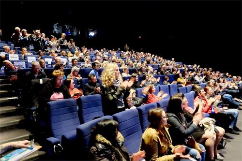 '图1：四月二十七日，《求救信》在多伦多剧院（TIFF Bell Lightbox）公映。电影结束时，观众起立鼓掌。'