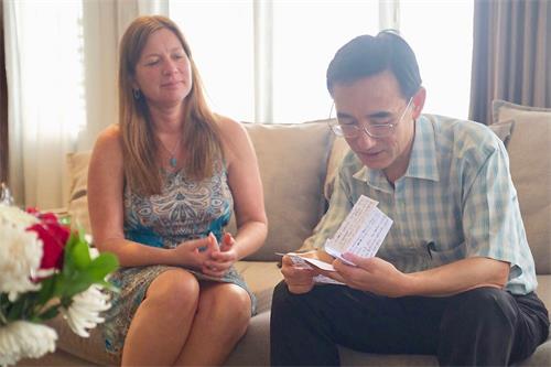 '图4：孙毅2016年底逃到印度尼西亚后，在美国发现求救信的朱莉专程去看望他。（《求救信》剧照）'
