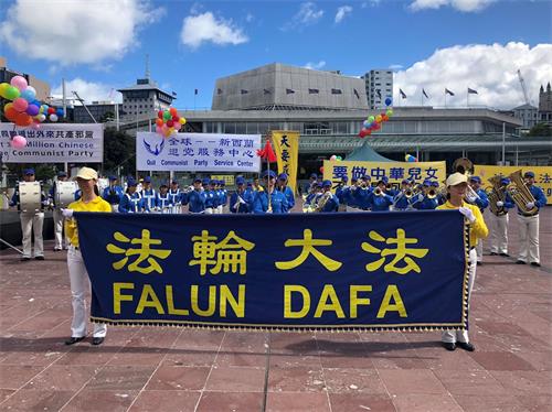 '图1:二零一八年四月七日,新西兰部份法轮功学员、民运人士以及各界正义人士在奥克兰市中心举行庆祝三亿华人同胞三退集会。'