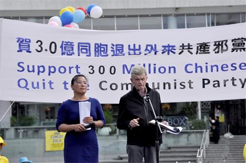 '图2:奥克兰公民自由委员会主席、著名律师拜瑞·威尔森(Barry?Wilson)表示,三亿人退出中共及其相关组织,显示这个运动已经取得了卓著的成就。'