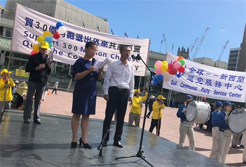 '图5:民运人士丁先生,以自己一家三代人被中共洗脑的经历,呼吁华人不要再被中共谎言欺骗、做中共殉葬品。'