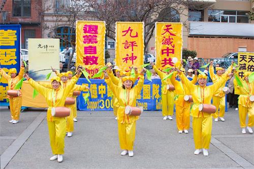 '图25~32:法轮功学员在进行文艺表演'