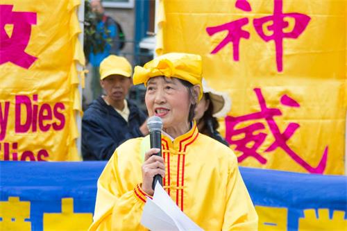 '图34:七十岁的退党义工杨丽在发言'