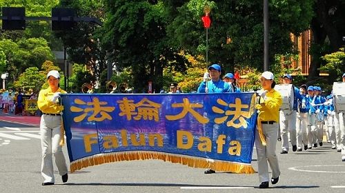 图1~2:法轮功学员在日本东京举行游行,庆祝世界法轮大法日。