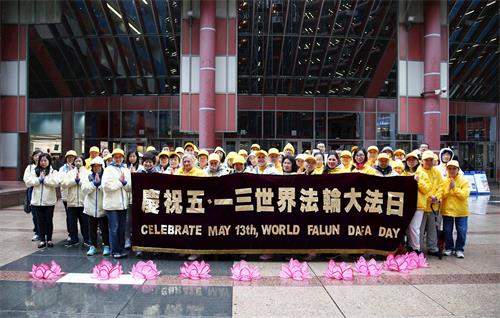 '图1:芝加哥法轮功学员合影祝师父生日快乐'
