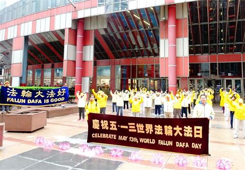 '图2:芝加哥法轮功学员在州政府办公大楼Thompson?Center前演示功法'