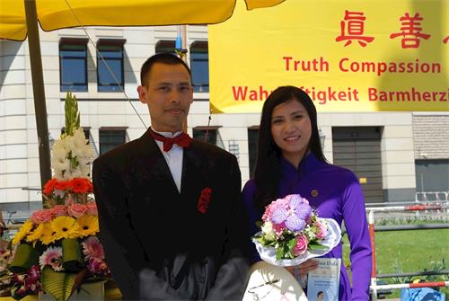 '图8：Thanh（左）和Tam（右）以讲真相来庆祝婚礼'