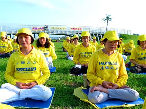 '图5：台东法轮功学员马燕月（右）参加集体炼功，庆祝法轮大法日。'