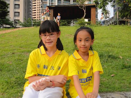 '图4:四年级的石维廷(左)和小学三年级的吕芸晏(右)遵循“真善忍”做好人。'