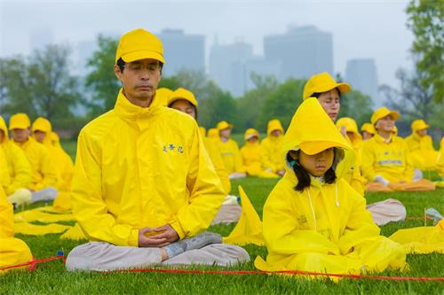 '图4~10:上千纽约法轮功学员排字、炼功,庆祝世界法轮大法日。'