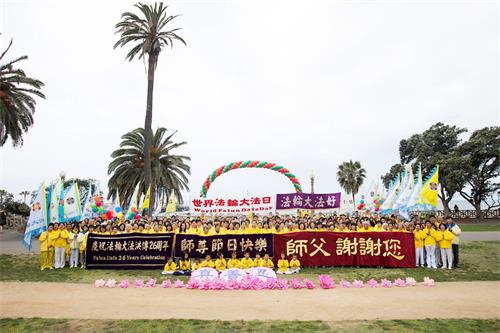 '图1：洛杉矶部份法轮功学员在圣莫妮卡海滩庆祝5.13“世界法轮大法日”暨法轮大法创始人李洪志先生华诞。'