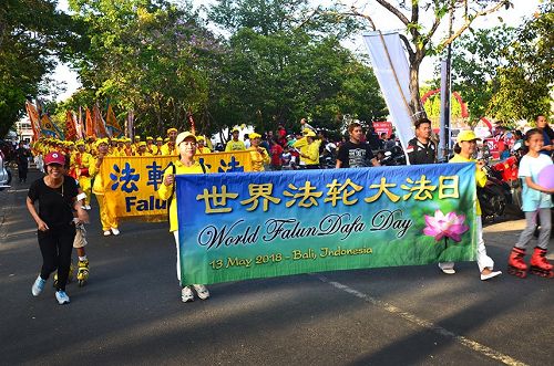 图2：印尼峇里岛法轮功学员游行庆祝世界法轮大法日