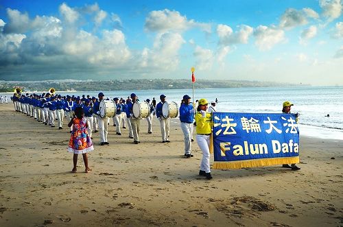 图5~6：法轮功学员在著名景点格东岸（Kedongan）海滩庆祝世界法轮大法日