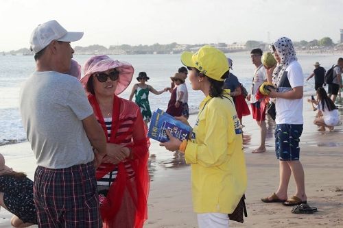图7：法轮功学员在著名景点格东岸（Kedongan）海滩向游客讲真相