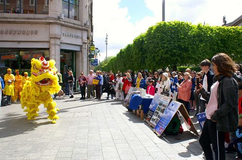 图5～7：法轮功学员在都柏林的地标邮电总局附近的广场表演节目，庆祝法轮大法日。