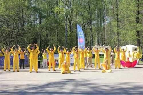 '图6：俄罗斯圣彼得堡法轮功学员在皇家领土公园集体炼功'