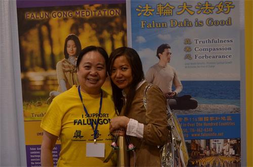'图4：营养师陈夏蓉女士（右）表示希望学炼法轮功'