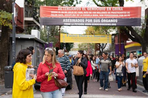 '图6～7：五月十三日，庆祝大法日，阿根廷学员来到华人街传播大法的真相。'