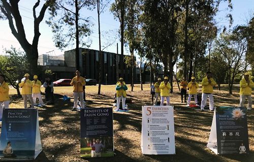图5：五月六日，悉尼法轮功学员在Cabramatta公园举行“世界法轮大法日”庆祝活动。