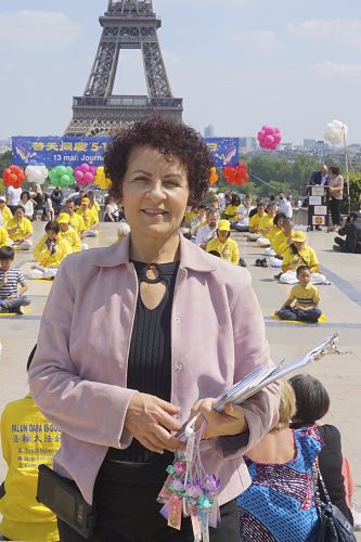 图17：修炼法轮大法九年的玛丽波尔（Marie-Paule）在巴黎人权广场参加庆祝世界法轮大法日活动。