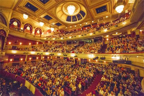 '图3：五月二十一日神韵纽约艺术团在爱丁堡节日剧院演出爆满盛况。'
