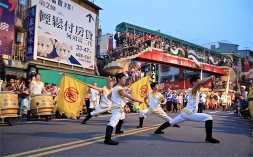 '图1～2：威风凛凛的新唐人台湾旗鼓队，精彩翻腾气势十足，获得热烈掌声。'